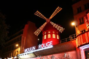 Cadute le pale del Moulin Rouge a Parigi