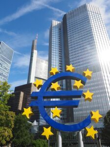 Bce: si riduce la stretta sul credito per le aziende