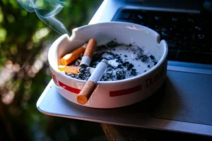 Torino-divieto di fumare a una distanza inferiore ai 5 metri da altre persone