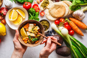 Diete vegetariana e vegana più sostenibili di mediterranea: indagine Altroconsumo