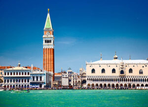 Venezia, pezzi di cemento cadono dal campanile di San Marco