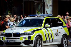 Oslo, armato di due coltelli aggredisce molti passanti