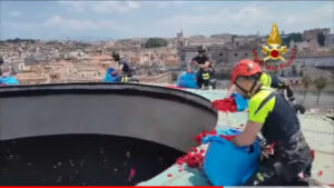 Vigili del Fuoco: pioggia di petali rossi dalla cupola del Pantheon