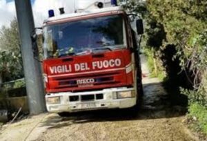 Napoli Camaldoli, fiamme incendi lambiscono case