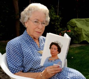 Addio a Jeannette Charles, sosia della Regina Elisabetta: aveva 96 anni