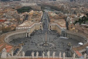 Due donne manutentrici dei sampietrini della Basilica Vaticana