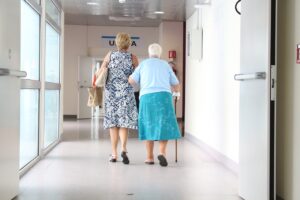 Urge rafforzare le cure per gli anziani sul territorio