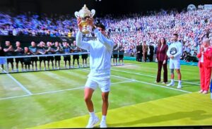 Carlos Alcaraz trionfa di nuovo a Wimbledon.