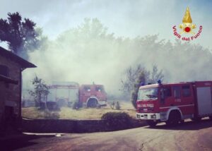 Vieste, Vigili del fuoco evacuano 1200 persone per grande incendio