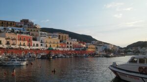 Ponza, sedicenne violentata mentre butta l’immondizia