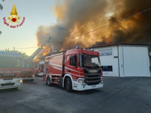 Incendio in fabbrica di materiale plastico nel Ferrarese