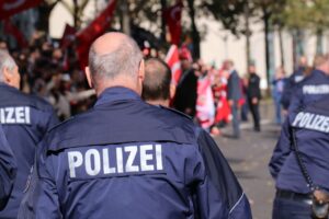 Germania, attacco terroristico con coltello, 3 morti e 9 feriti gravi