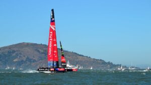 America’s Cup: cade dalla gru la barca di New Zealand