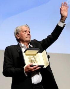 Morte Alain Delon, la compagna: “I figli non mi hanno permesso di salutarlo”