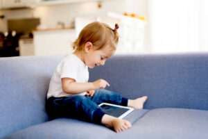 Bimbi e tablet: più predisposti a scatti di rabbia. Lo studio