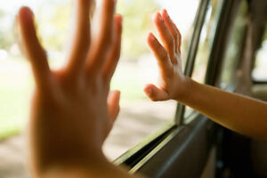 Bambino bloccato in auto, salvato a Roma da polizia locale