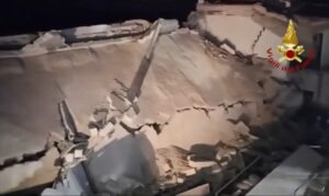 Brindisi, crolla edificio a Latiano: si scava tra le macerie