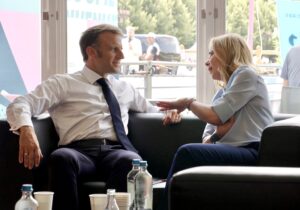 Parigi 2024, incontro Meloni-Macron a Versailles