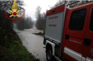 Maltempo a Pescara e a Foggia: morto un VF e auto travolte dall’acqua